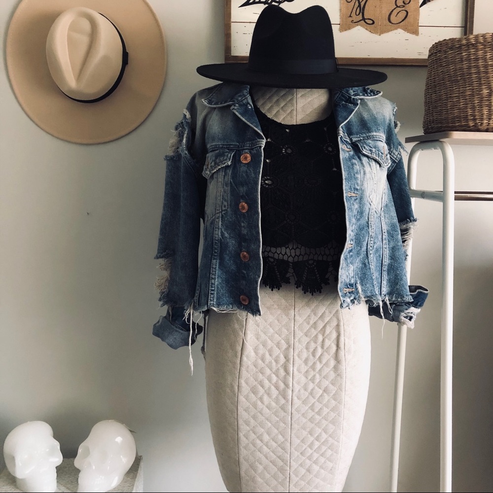 Black Lace Crop Top - Picture 2 of 3